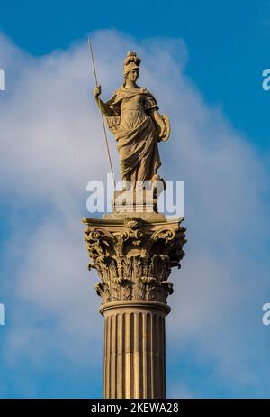 Argyll Monument in der Parklandschaft der Wentworth Castle Gardens, gesehen gegen einen blauen Himmel. Barnsley, South Yorkshire. VEREINIGTES KÖNIGREICH Stockfoto