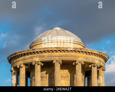 Nahaufnahme des restaurierten Kuppeldachs des Rotunda-Tempels in der Parklandschaft von Wentworth Castle Gardens, Barnsley, South Yorkshire, Großbritannien Stockfoto