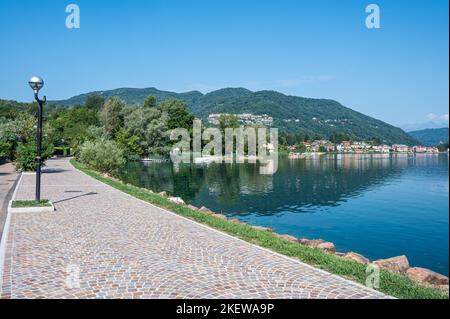 Die Promenade an der Seeufer von Ponte Tresa Stockfoto