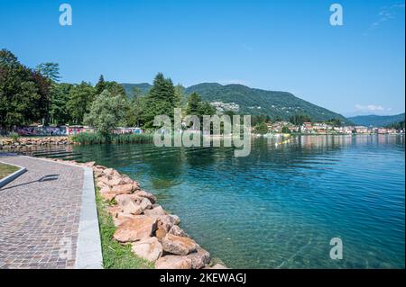 Ponte Tresa, Italien: 06-05-2022: Die Promenade am Seeufer von Ponte Tresa Stockfoto