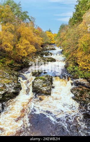 Der Black Water River (der Glen Shee als Shee Water entwässert) im Herbst nördlich der Bridge of Cally, Perth & Kinross, Schottland, Großbritannien Stockfoto