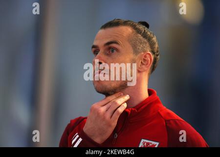 Cardiff, Großbritannien. 14.. November 2022. Gareth Bale aus Wales bei den Mediensitzungen der Fußballspieler von Wales/Cymru im Schloss Hensol, nahe Cardiff, am Montag, den 14.. November 2022. Das Team bereitet sich auf die FIFA-Weltmeisterschaft vor, die nächste Woche beginnt. Redaktionelle Verwendung, Bild von Andrew Orchard/Andrew Orchard Sports Photography/Alamy Live News Credit: Andrew Orchard Sports Photography/Alamy Live News Stockfoto