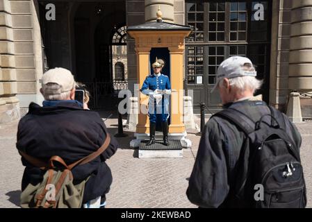 Touristen, die Fotos von der königlichen Garde machten, standen vor dem Königspalast/Stockholmer Palast (Kungliga Slotten) (Kungliga Livgarde/Högvakten i Stockholm) Stockfoto