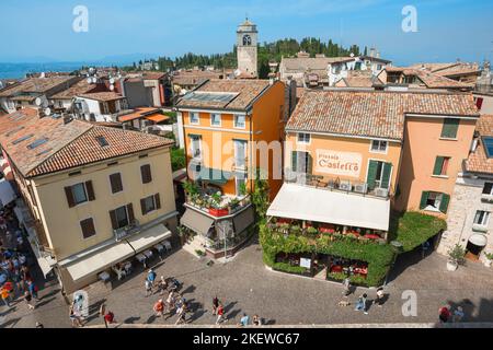 Gardasee-Stadt, Blick auf eine Gruppe von malerischen Cafés in der Via Dante in der historischen Altstadt von Sirmione, Gardasee, Italien Stockfoto