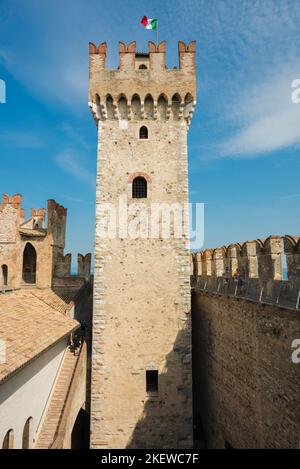 Scaligero Castle Sirmione, Blick im Sommer auf den Turm steigen aus dem zentralen Innenhof der mittelalterlichen Burg Scaligero in Sirmione, Gardasee Stockfoto