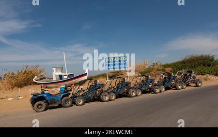 Kreta, Griechenland, Europa. @2022. Quad-Bikes mit zwei Sitzplätzen und Passagiere machen eine Pause von ihrer Safari am Potamos Beach, Malia Stockfoto