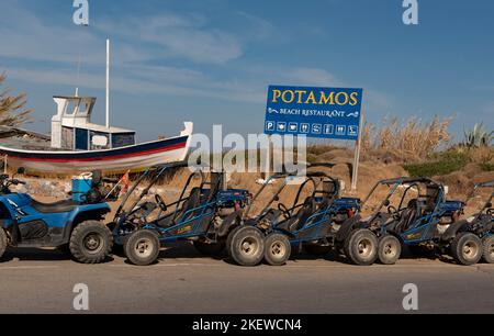 Kreta, Griechenland, Europa. @2022. Quad-Bikes mit zwei Sitzplätzen und Passagiere machen eine Pause von ihrer Safari am Potamos Beach, Malia Stockfoto