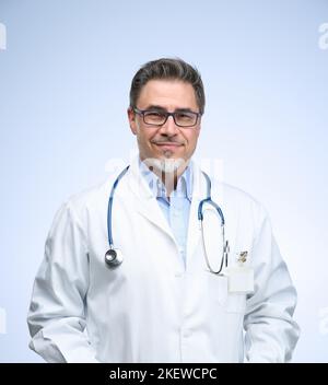 Arzt mittleren Alters in Laborkittel. Freundlicher Arzt, Hausarzt. Mittlerer Erwachsener, Mann im reifen Alter, glücklich lächelnd. Porträt isoliert auf Weiß. Stockfoto