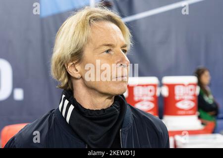 Harrison, Usa. 13.. November 2022. Martina Voss-Tecklenburg Chefcoach der Deutschen vor dem Freundschaftsspiel gegen USWNT in der Red Bull Arena. US-Team gewann das Spiel 2 - 1 zurück von 0 - 1 nach unten. Das Stadion war voll von Fans mit einer gemeldeten Anzahl von 26.317 Zuschauern trotz des kalten Abends. (Foto von Lev Radin/Pacific Press) Quelle: Pacific Press Media Production Corp./Alamy Live News Stockfoto