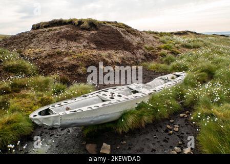 Teil eines abgestürzten Flugzeugs an einem Flugzeugwrack in Riggs Moor, Yorkshire Dales National Park. (Wahrscheinlich RAF Vickers Wellington Bomber Mk.IC DV718) Stockfoto