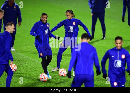 Zeist, Niederlande. 14/11/2022, ZEIST - Steven Bergwijn aus Holland, Xavi Simons aus Holland während einer Trainingseinheit der niederländischen Nationalmannschaft auf dem KNVB Campus am 14. November 2022 in Zeist, Niederlande. Die niederländische Nationalmannschaft bereitet sich auf die Weltmeisterschaft in Katar vor. ANP OLAF KRAAK Stockfoto