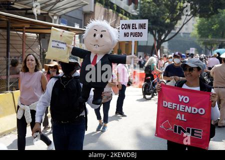 13. November 2022, Mexiko-Stadt, Mexiko: Tausende Bürger nehmen an einer Demonstration gegen den mexikanischen Präsidenten Lopez Obrador Electoral Reform in der Reforma Avenue Teil. Am 13. November 2022 in Mexiko-Stadt, Mexiko. (Foto von Luis Barron / Eyepix Group). Stockfoto