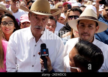 13. November 2022, Mexiko-Stadt, Mexiko: Der ehemalige mexikanische Präsident Vicente Fox Quesada, nationaler Führer der Nationalen Aktionspartei, Marko Cortes, nimmt an einer Demonstration gegen den mexikanischen Präsidenten Lopez Obrador Electoral Reform in der Reforma Avenue Teil. Am 13. November 2022 in Mexiko-Stadt, Mexiko. (Foto von Luis Barron / Eyepix Group) Stockfoto