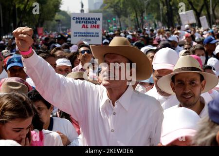 13. November 2022, Mexiko-Stadt, Mexiko: Der ehemalige mexikanische Präsident Vicente Fox Quesada, nationaler Führer der Nationalen Aktionspartei, Marko Cortes, nimmt an einer Demonstration gegen den mexikanischen Präsidenten Lopez Obrador Electoral Reform in der Reforma Avenue Teil. Am 13. November 2022 in Mexiko-Stadt, Mexiko. (Foto von Luis Barron / Eyepix Group) Stockfoto