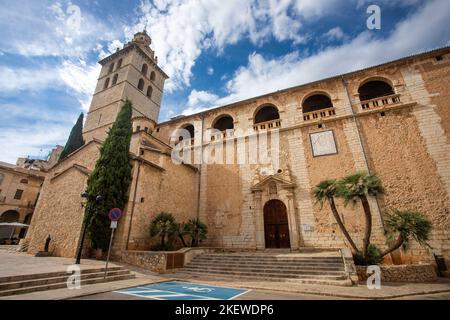 Inca, Palma de Mallorca - Spanien - 29. September 2022. Fassade der Kirche Santa Maria Maggiore, katholischer Tempel Stockfoto