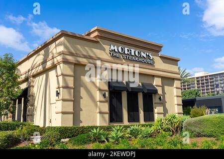 Anaheim, CA, USA – 1. November 2022: Außengebäude von Morton's The Steakhouse Restaurant im Anaheim Resort District in Anaheim, Califo Stockfoto