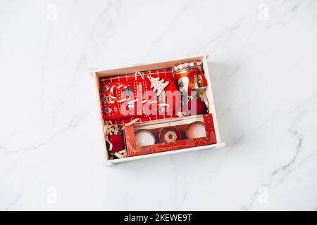 Geschenkschachteln Für Die Weihnachtsbetreuung. Weihnachtskörbe Hemmen Ideen. Nachhaltige umweltfreundliche weihnachts-Geschenkbox. Roter und brauner Becher mit Zero Waste Box Stockfoto