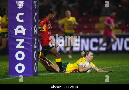 Die Australier Emma Tonegato erzielt den zwölften Versuch ihrer Seite beim Halbfinalspiel der Rugby League der Frauen im LNER Community Stadium, York. Bilddatum: Montag, 14. November 2022. Stockfoto