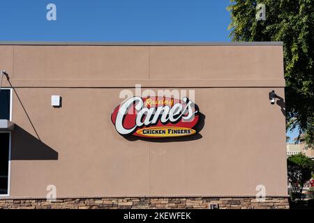 Scottsdale, AZ - 14. November 2022: Raising Cane's Chicken Fingers ist eine Fast-Food-Restaurantkette, die sich auf Chicken Fingers spezialisiert hat und in der sie gegründet wurde Stockfoto