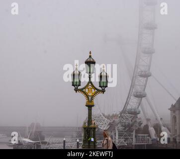 London, Großbritannien. 14.. November 2022. Verdunkelte London Eye, während dichter Nebel die Hauptstadt bedeckt. Stockfoto