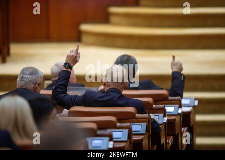 Bukarest, Rumänien - 14. November 2022: Rumänischer Abgeordneter zeigt seinen Kollegen, wie er über Gesetzesvorlagen abstimmen kann. Stockfoto