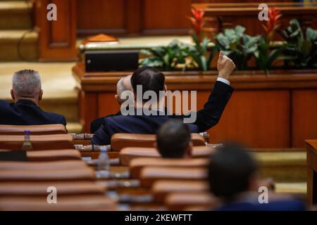 Bukarest, Rumänien - 14. November 2022: Rumänischer Abgeordneter zeigt seinen Kollegen, wie er über Gesetzesvorlagen abstimmen kann. Stockfoto