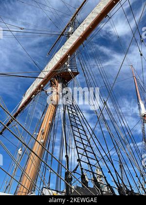 Segelschiff Mast durchdringt den Himmel. Stockfoto