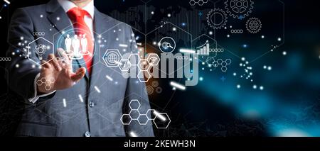 Geschäftsmann, der mit Operations Management, Workflow-Geschäftsprozessen und Problemlösungen sowie Qualitätskontrolle arbeitet. Geschäftskonzept und Innovation. Gemischt Stockfoto