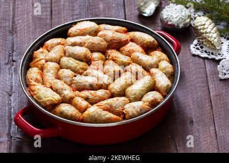 Kohlbrötchen, ein traditionelles Gericht der moldawischen und rumänischen Küche. Stockfoto