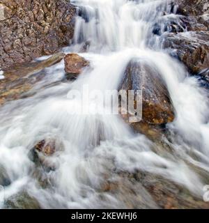 Nahaufnahme, Angle Tarn Water Falls, January, Hartsop, Patterdale Area, Lake District National Park, North East Lake District Cumbria England Großbritannien Europa Stockfoto