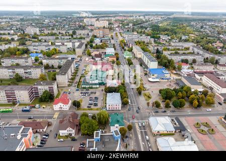 Luftpanorama aus großer Höhe der Provinzstadt mit einem privaten Sektor und städtischen Hochhäusern Stockfoto