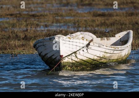 Verankertes Ruderboot in Leigh on Sea, Essex Stockfoto