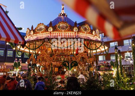 Nürnberg, Deutschland. 14.. November 2022. Das Karussell auf der Nürnberger Kinderweihnacht leuchtet in der Abenddämmerung. Die Nürnberger Kinderweihnachtsfeier ist seit 14,11 geöffnet. Am 25,11. Öffnet dann der Nürnberger Christkindlesmarkt. Quelle: Daniel Karmann/dpa/Alamy Live News Stockfoto