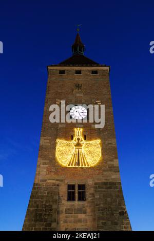 Nürnberg, Deutschland. 14.. November 2022. Ein Engelsmotiv leuchtet in der Abenddämmerung auf dem Weißen Turm. Am Abend wurden die Nürnberger Weihnachtslichter eingeschaltet. Quelle: Daniel Karmann/dpa/Alamy Live News Stockfoto