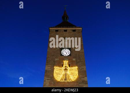 Nürnberg, Deutschland. 14.. November 2022. Ein Engelsmotiv leuchtet in der Abenddämmerung auf dem Weißen Turm. Am Abend wurden die Nürnberger Weihnachtslichter eingeschaltet. Quelle: Daniel Karmann/dpa/Alamy Live News Stockfoto