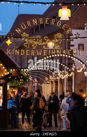 Nürnberg, Deutschland. 14.. November 2022. In der Dämmerung leuchten die Weihnachtslichter der Nürnberger Kinderweihnacht. Die Nürnberger Kinderweihnachtsfeier ist seit 14,11 geöffnet. Am 25,11. Wird dann der Nürnberger Christkindlesmarkt eröffnet. Quelle: Daniel Karmann/dpa/Alamy Live News Stockfoto