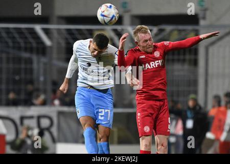München GRUENWALDERSTADION. 14.. November 2022. Semi BELKAHIA (TSV München 1860), Action, Duelle gegen Ron BERLINSKI (Essen). Fußball 3. Liga, Spieltag 17. TSV München 1860 - Rot Weiss Essen am 14.. November 2022 im Münchner GRUENWALDERSTADION. DIE DFL-VORSCHRIFTEN VERBIETEN DIE VERWENDUNG VON FOTOS ALS BILDSEQUENZEN UND/ODER QUASI-VIDEO. ? Kredit: dpa/Alamy Live Nachrichten Stockfoto