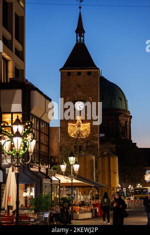 Nürnberg, Deutschland. 14.. November 2022. Ein Engelsmotiv leuchtet in der Abenddämmerung auf dem Weißen Turm. Am Abend wurden die Nürnberger Weihnachtslichter eingeschaltet. Quelle: Daniel Karmann/dpa/Alamy Live News Stockfoto