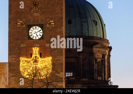 Nürnberg, Deutschland. 14.. November 2022. Ein Engelsmotiv leuchtet in der Abenddämmerung auf dem Weißen Turm. Am Abend wurden die Nürnberger Weihnachtslichter eingeschaltet. Quelle: Daniel Karmann/dpa/Alamy Live News Stockfoto