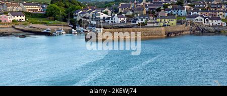 Blick vom Küstenpfad zum Dorf Cemaes die Nordküste auf der Isle of Anglesey, North Wales UK, Sommer Stockfoto