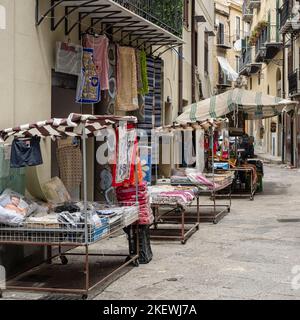 PALERMO, SIZILIEN - 21. MAI 2018: Blick auf die Stände auf dem La Vucciria Street Market Stockfoto