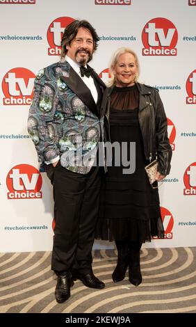 Laurence Llewelyn-Bowen und seine Frau Bowen kommen für die TV Choice Awards im Londoner Hilton in Park Lane an. Bilddatum: Montag, 14. November 2022. Stockfoto