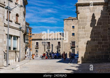 Avila, Spanien - 11. September 2022: Menschen auf dem Platz der Kathedrale in der Altstadt Stockfoto