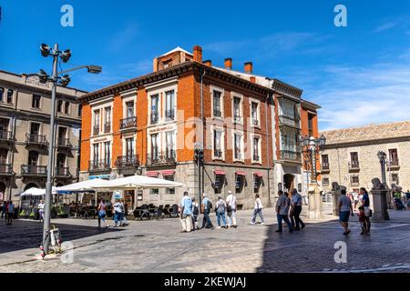 Avila, Spanien - 11. September 2022: Menschen auf dem Platz der Kathedrale in der Altstadt Stockfoto