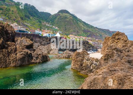 Natürliche Pools mit schwarzem Vulkangestein im Atlantischen Ozean Porto Moniz, Madeira, Portugal Stockfoto