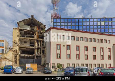 Belgrad, Serbien - 01. Oktober 2022: Denkmal für die Fernseharbeiter des serbischen Rundfunks RTS-Gebäude, das im Jahr 1999 während der NATO-Aggression abgerissen wurde. Stockfoto