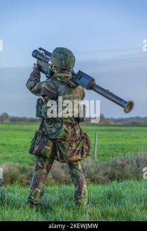 Luftverteidigungssoldat mit MANPADS-Stinger, der auf ein niedrig fliegendes Flugzeug oder einen Hubschrauber zielt Stockfoto