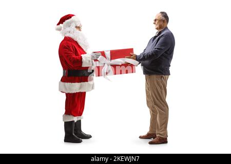 In voller Länge Profilaufnahme des weihnachtsmannes, der einem reifen Mann auf weißem Hintergrund eine Geschenkiste überreicht Stockfoto