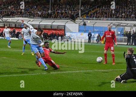 München GRUENWALDERSTADION. 14. Nov, 2022. Goalchance Marius WOEHRL (München 1860), Action, Duelle gegen Daniel HEBER (Essen) . Fußball 3. Liga, Spieltag 17. TSV München 1860 - Rot Weiss Essen am 14.. November 2022 im Münchner GRUENWALDERSTADION. DIE DFL-VORSCHRIFTEN VERBIETEN DIE VERWENDUNG VON FOTOS ALS BILDSEQUENZEN UND/ODER QUASI-VIDEO. ? Kredit: dpa/Alamy Live Nachrichten Stockfoto