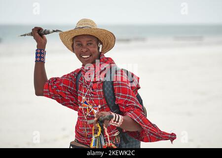 Samburu Maasai Stamm Ureinwohner Kenias Porträt Sansibar Tansania in traditionellen Kostümen Kleidung. Kenia Masai-Krieger auf der D Stockfoto